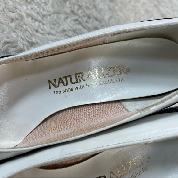 Vintage Naturalizer leather white and navy saddle shoe pumps, size 6 AA narrow - Picture 8 of 10